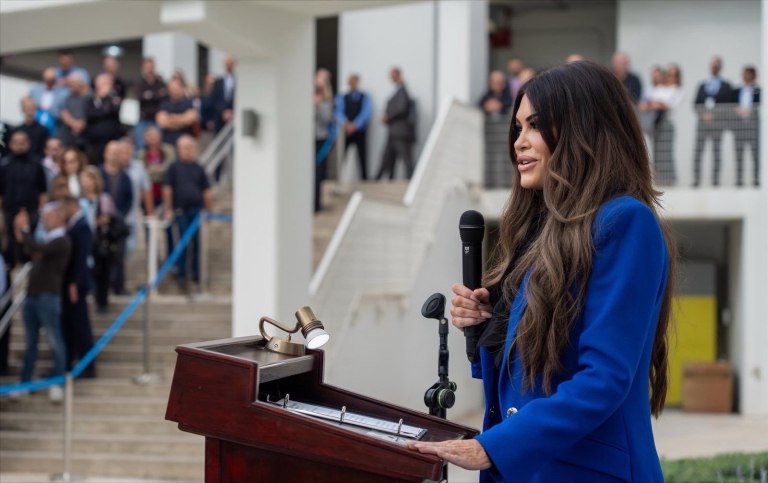 Η Κίμπερλι Γκίλφοϊλ με την ομάδα της Αμερικανικής Αποστολής στην Ελλάδα – Την Τρίτη η συνάντηση με Τασούλα και Γεραπετρίτη