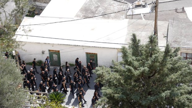 Βορίζια: «Να ερμηνεύουμε τα παιδιά. Να τους φωτίσει ο Θεός να σταματήσουν οι βεντέτες» - Ηλικιωμένη μιλά στο in για το μακελειό