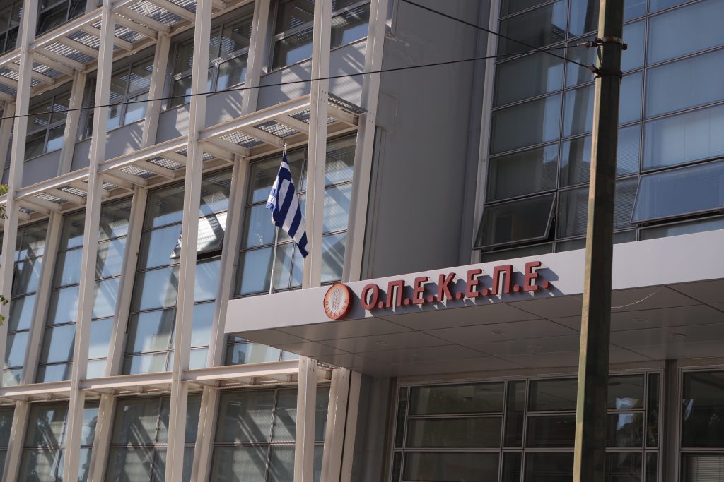 Σκάνδαλο ΟΠΕΚΕΠΕ: Ο Τσιάρας υπερασπίζεται Καϊμακάμη – Το ΠΑΣΟΚ κατηγορεί Μητσοτάκη για κομματικές εξυπηρετήσεις