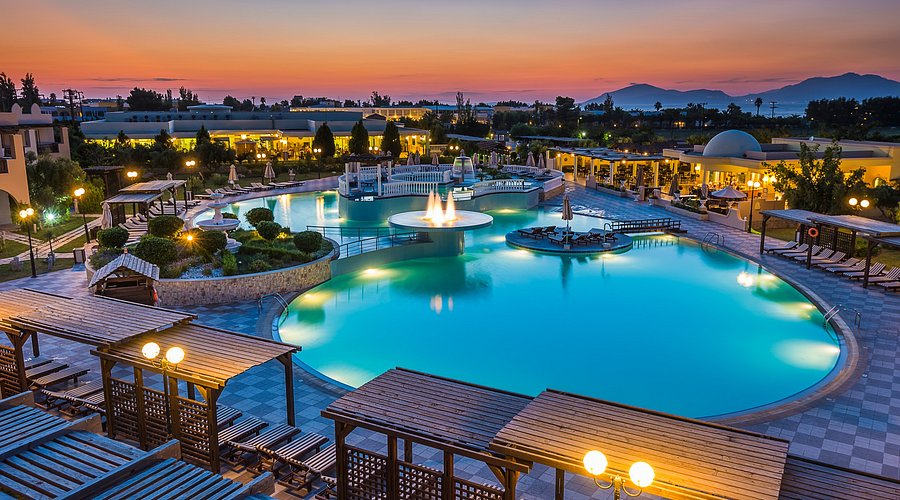 Πισίνα ξενοδοχείου νύχτα