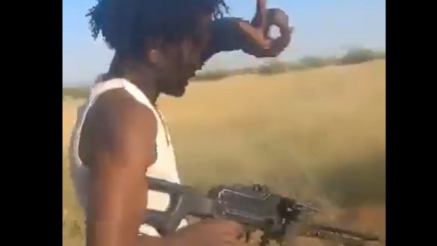 Φρικιαστικό βίντεο από το Σουδάν: Μαχητής των RSF δολοφονεί άμαχο χαμογελώντας στην κάμερα