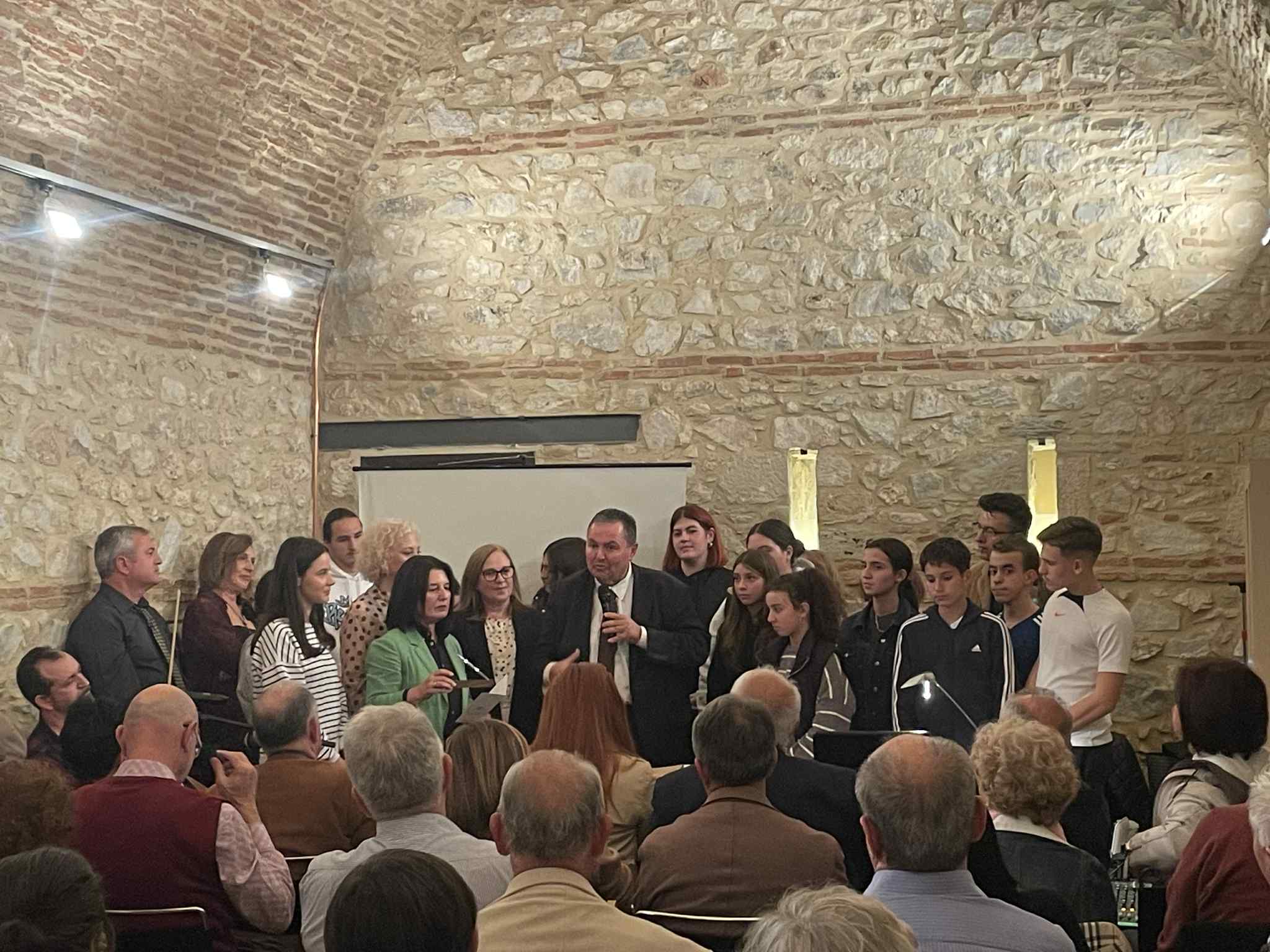 1-diasxoliki-omada-me-syggelaki