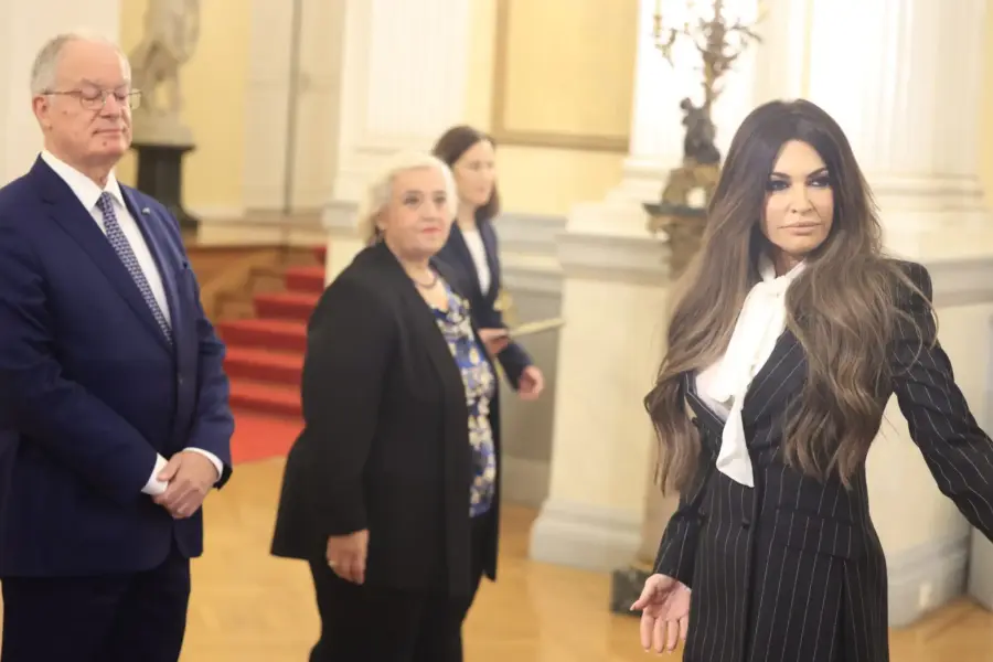 Fancy James: Ποιος είναι ο εκκεντρικός στυλίστας της Κίμπερλι Γκίλφοϊλ - Λατρεύει τα ψηλά τακούνια, τα ακριβά ρούχα και το πολυτελές lifestyle