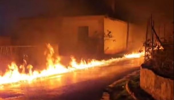 Διδυμότειχο: Μεγάλη φωτιά στο χωριό Κυανή - Πύρινο «ποτάμι» από διαρροή πετρελαίου σε αποθήκη