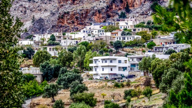 Επιστρέφει στα Βορίζια παρά τις απειλές η μητέρα της 56χρονης - Παραμένουν σχεδόν 400 αστυνομικοί στην περιοχή