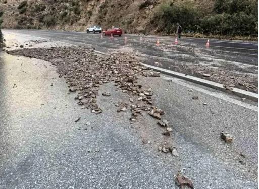 Έντονη βροχόπτωση και χαλάζι στην Κρήτη - Γέμισε πέτρες και χώματα ο ΒΟΑΚ