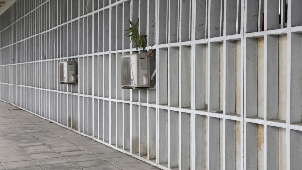 Θεσσαλονίκη: Ισόβια στον 47χρονο για τη δολοφονία της 60χρονης συζύγου του και τον τραυματισμό του γιου της