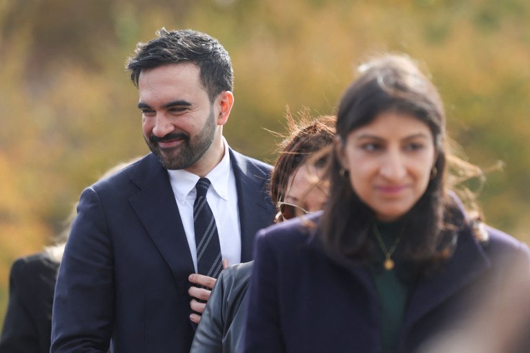 Η νίκη του Μαμντάνι, οι αναγνώσεις της ελληνικής Κεντροαριστεράς και οι «πολλοί πατέρες» της επικράτησης