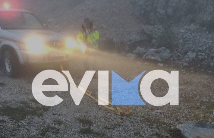 Εύβοια: Ξεκόλλησε βράχος και έπεσε στον δρόμο από την έντονη βροχόπτωση