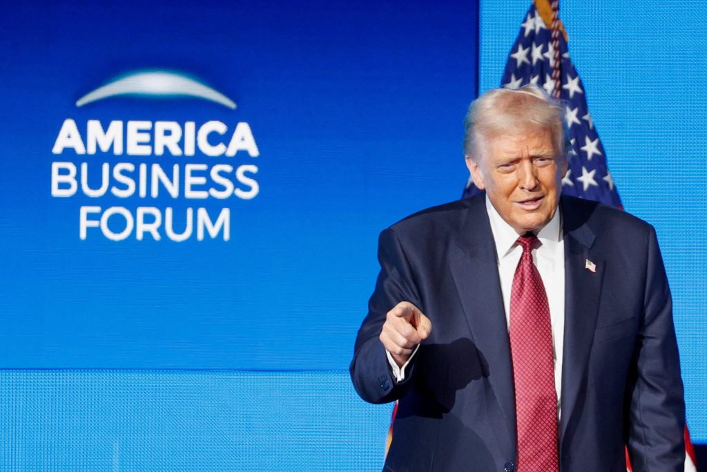 O Τραμπ τα γυρνάει για τον «κομμουνιστή» δήμαρχο της Νέας Υόρκης – «Θα τους βοηθήσουμε λίγο, ίσως»