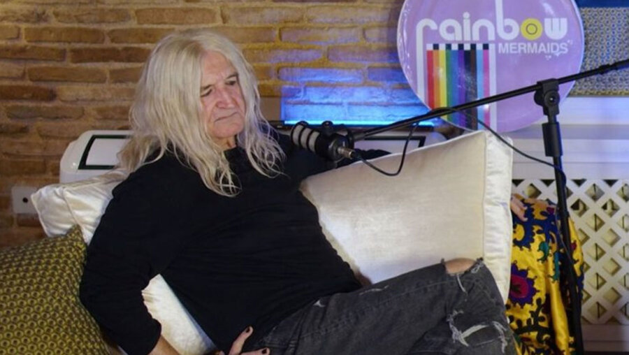 Νίκος Καρβέλας: «Το έντεχνο είναι το τραγούδι των ατάλαντων, των δυσκοίλιων»