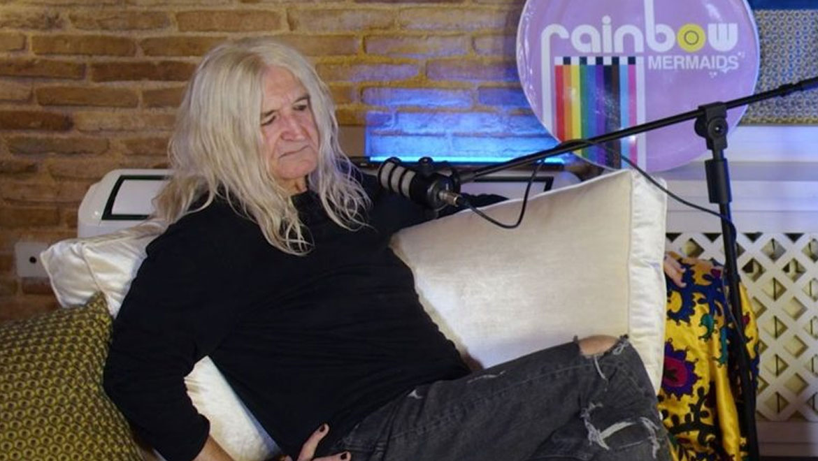 Νίκος Καρβέλας: «Το έντεχνο είναι το τραγούδι των ατάλαντων, των δυσκοίλιων»