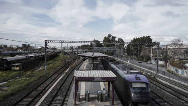 Λάρισα: Τρένο μπήκε σε λάθος γραμμή - Τι κατήγγειλαν επιβάτες