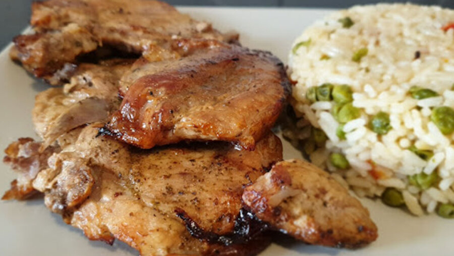 Ζουμερές μπριζόλες με ρύζι στο φούρνο: Το πιο εύκολο και χορταστικό γεύμα