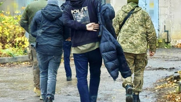 Ψάχνει στρατιώτες το Κίεβο: Πήραν δημοσιογράφο σηκωτό για να του βάλουν στολή