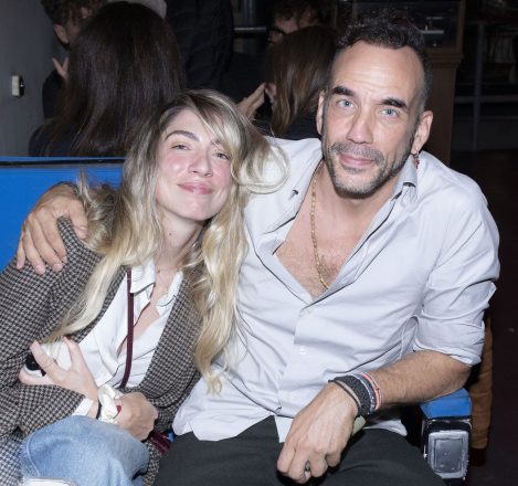 Πάνος Μουζουράκης - Μαριλού Κόζαρη: Αγκαλιά στην πρώτη τους δημόσια εμφάνιση μετά τη γέννηση του δεύτερου παιδιού τους