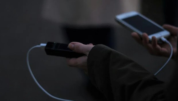 Αυστραλία: Άνδρας έπιασε φωτιά μετά από υπερθέρμανση φορητού φορτιστή - «Το οξύ της μπαταρίας πετάχτηκε παντού»