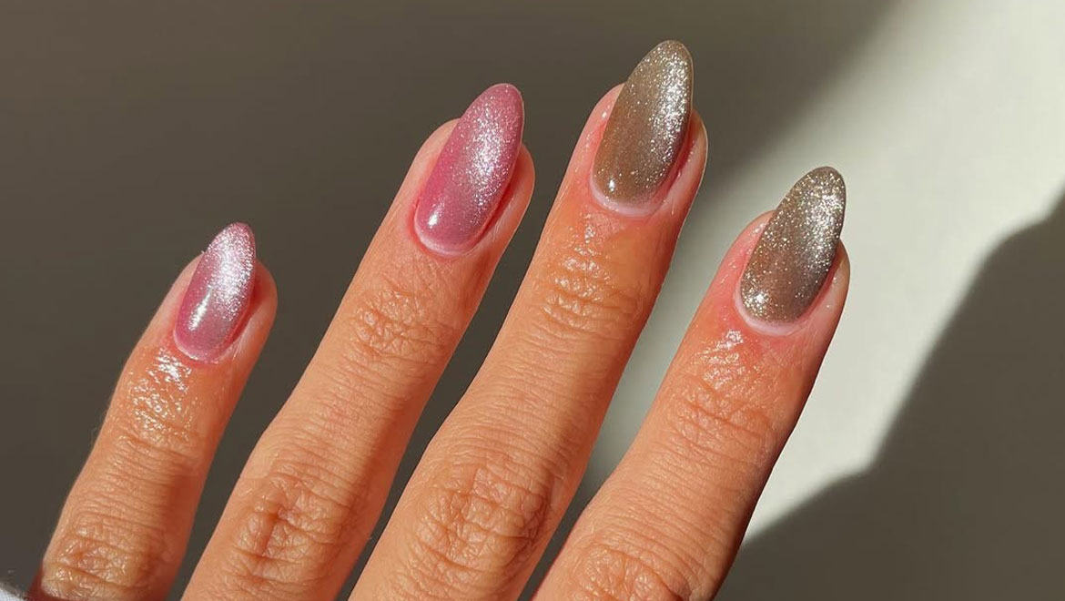 Velvet nails: Το πιο hot right now trend στα νύχια!