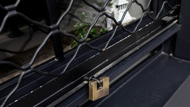 Νέα «λουκέτα» από τον δήμο Αθηναίων για τραπεζοκαθίσματα - Σφραγίζονται 13 καταστήματα για έως και δέκα ημέρες