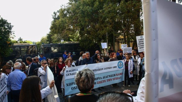 Έξω από το Μέγαρο Μαξίμου οι εργαστηριακοί γιατροί: «Φτάνει πια η αδικία, το clawback είναι υφαρπαγή»