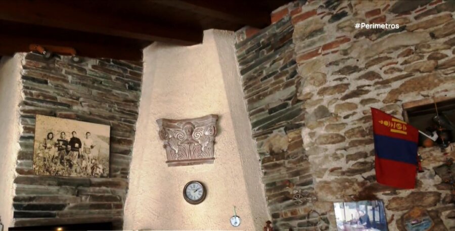 Φαρμακοποιός κατασκεύασε το σπίτι του με παλιά υλικά