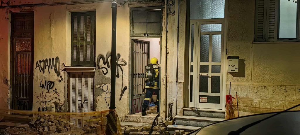 Φωτιά σε σπίτι στην Πάτρα - Απεγκλωβίστηκε ηλικιωμένη