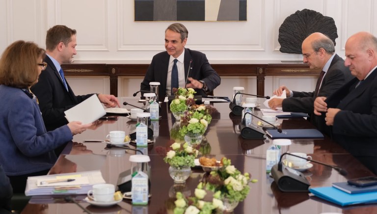 Συνάντηση Μητσοτάκη με τον επίτροπο Γεωργίας - Στην ατζέντα τα προβλήματα του ΟΠΕΚΕΠΕ