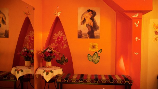 Έφοδος της ΕΛ.ΑΣ σε οίκους ανοχής στην Αθήνα – 15 συλλήψεις