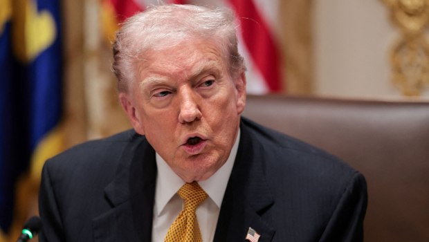 Τραμπ: Προτείνει την απευθείας αποστολή χρημάτων στους δικαιούχους, παρακάμπτοντας τις ασφαλιστικές