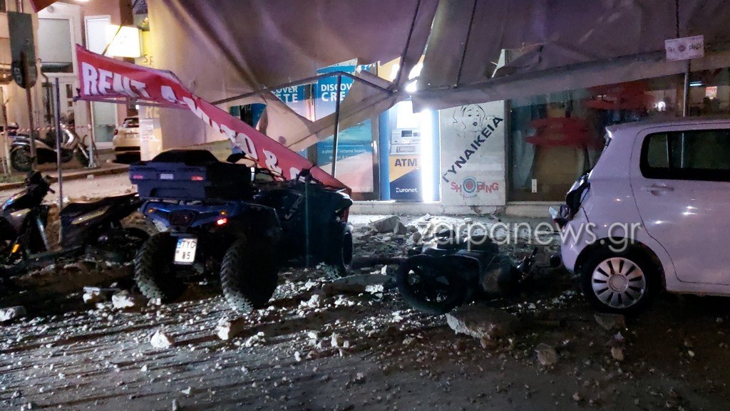Αναστάτωση στα Χανιά: Μεγάλο μπαλκόνι κατέρρευσε στο κέντρο της πόλης, ζημιές σε οχήματα και κατάστημα