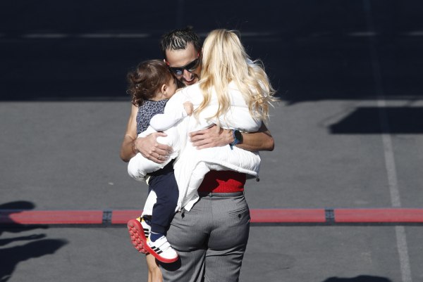 Η υπέροχη έκπληξη στον Μπάμπη Πιτσώλη στον τερματισμό του Μαραθωνίου της Αθήνας