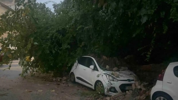 Κακοκαιρία: Καταιγίδες πλήττουν την Κέρκυρα - Κατέρρευσε τοιχίο και καταπλάκωσε αυτοκίνητα