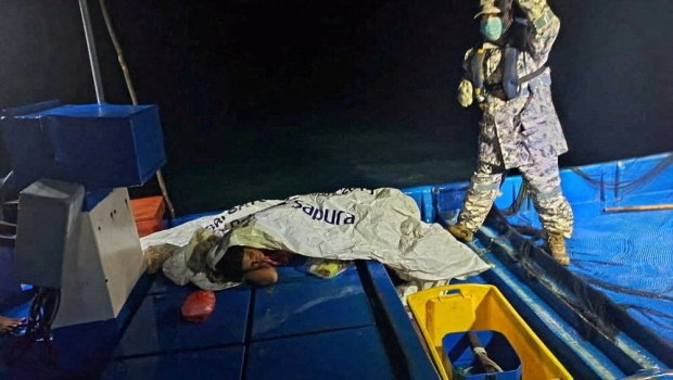 Μαλαισία: Τουλάχιστον επτά νεκροί από το ναυάγιο πλοιαρίου - Βίντεο από την επιχείρηση διάσωσης