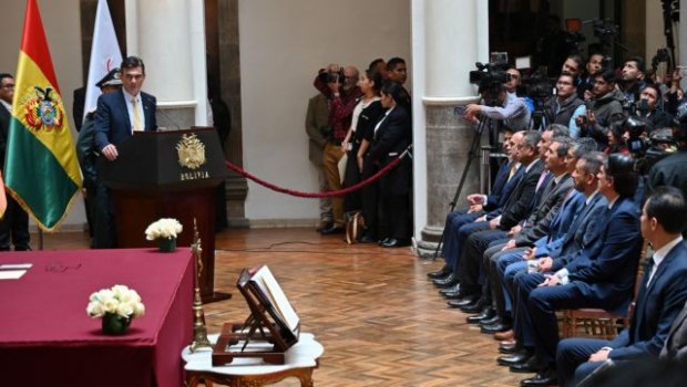 Βολιβία: Κανένας αυτόχθονας στη νέα δεξιά κυβέρνηση - Οι υπουργοί ορκίστηκαν στη Βίβλο και με φόντο σταυρό