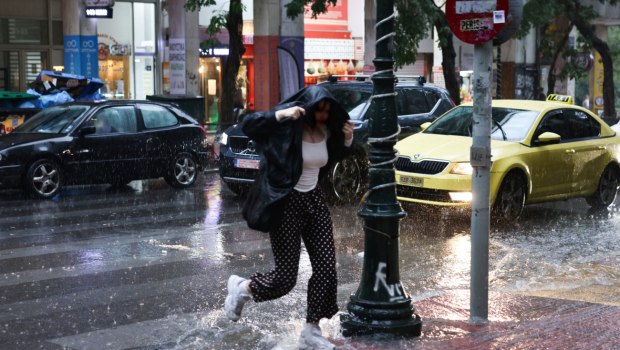 Χίλιοι κεραυνοί σε ένα δίωρο στην Αττική - «Δεν έχει τελειώσει η κακοκαιρία» λέει ο Τσατραφύλλιας