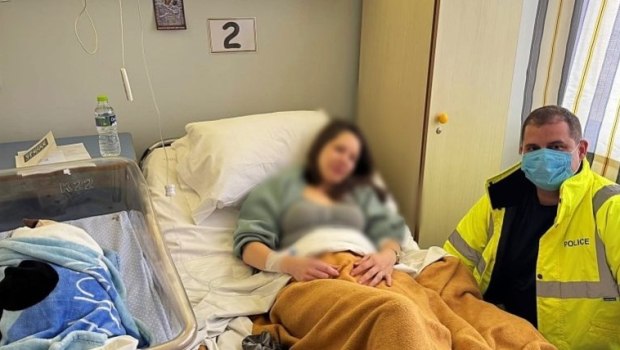 Μεσσηνία: Ετοιμόγεννη εγκλωβίστηκε από την κακοκαιρία - Αστυνομικός τη μετέφερε στο νοσοκομείο