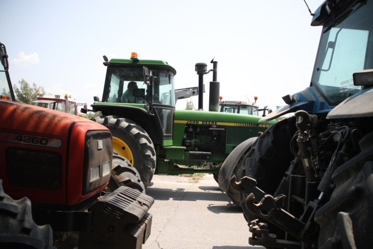 Πυρά κομμάτων κατά Μαξίμου για το αγροτικό στη σκιά του ΟΠΕΚΕΠΕ – «Οι αγρότες έχουν υποστεί κυνικότατη κλοπή»