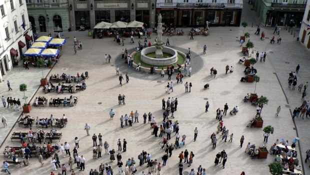 Η Σλοβακία απαγορεύει με νομό το... γρήγορο περπάτημα - Το προτεινόμενο όριο που προκάλεσε χλευασμό