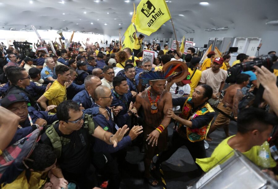 Σοβαρά επεισόδια στη Διάσκεψη για το Κλίμα στη Βραζιλία: Διαδηλωτές επιτέθηκαν με κοντάρια