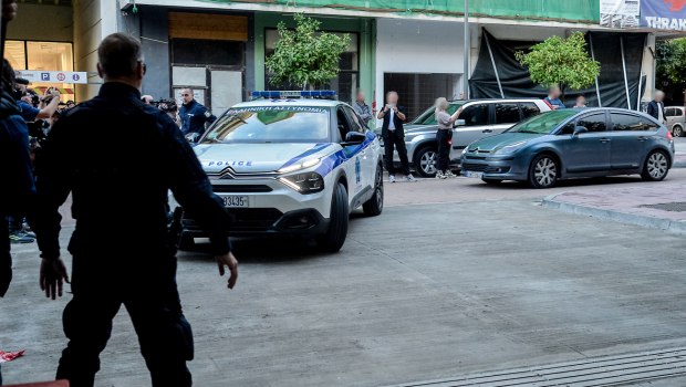 Καλάσνικοφ και μισό εκατ. ευρώ βρέθηκαν σε σπίτι συγγενούς κατηγορουμένου για το διπλό φονικό στη Φοινικούντα