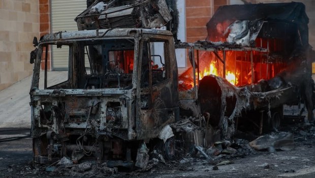 Κατεχόμενη Δυτική Οχθη: Ισραηλινοί έποικοι τραυμάτισαν Παλαιστινίους και πυρπόλησαν περιουσίες