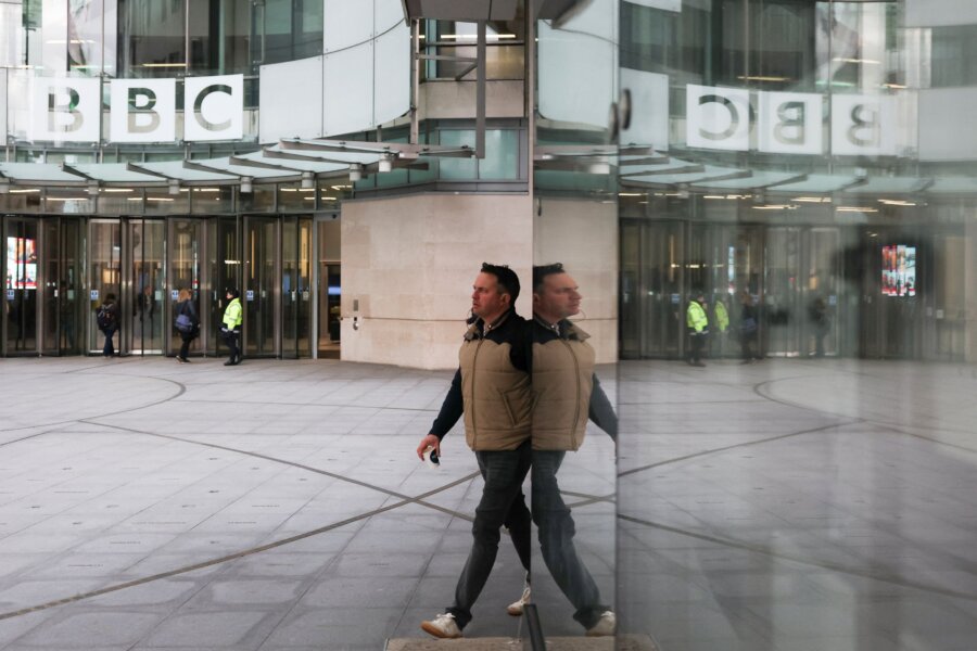 Η μάχη του Τραμπ με το BBC — Και ένας ευρύτερος πόλεμος ενάντια στα μέσα ενημέρωσης