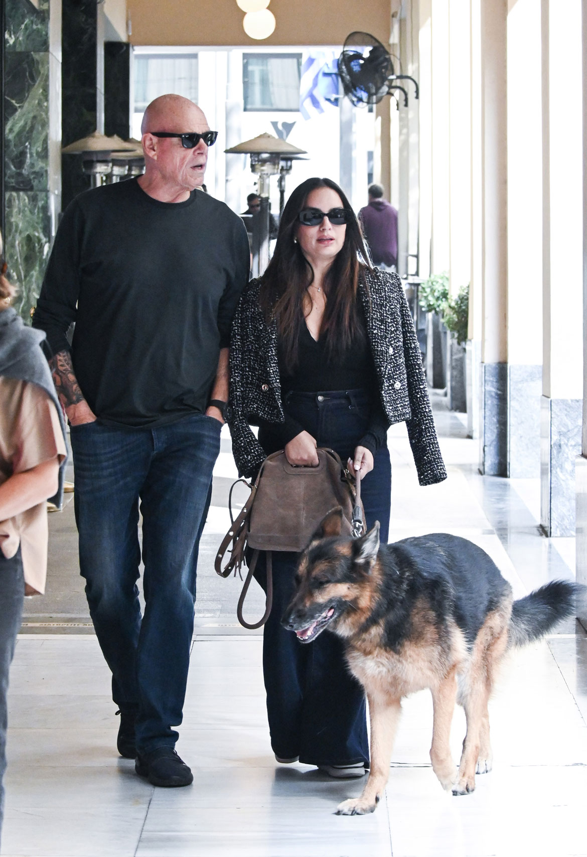 Τζώνη Καλημέρης – Ελπίδα Ιακωβίδου: Χαλαρή βόλτα στο κέντρο της Αθήνας παρέα με τον σκύλο τους