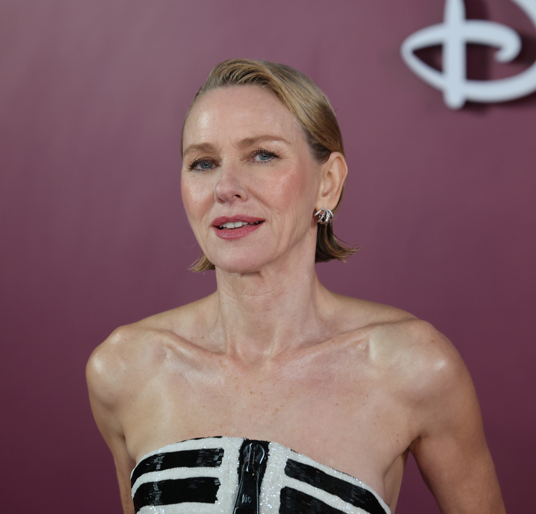 Η Naomi Watts μας έδειξε τον πιο cool τρόπο να χτενίσουμε ένα κοντό καρέ