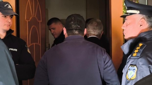 Γλυφάδα: Κάνουν έξωση σε 4μελή οικογένεια με καρκινοπαθή και βρέφος βίντεο]