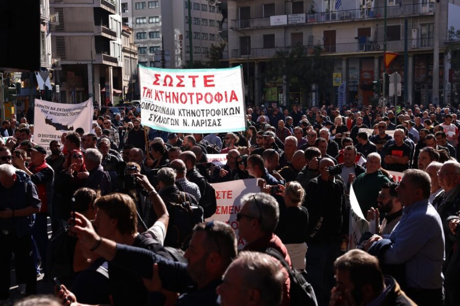 Παροχές μπροστά στην πίεση των αγροτών – Διαδηλώσεις, εξαγγελίες και μέτωπα