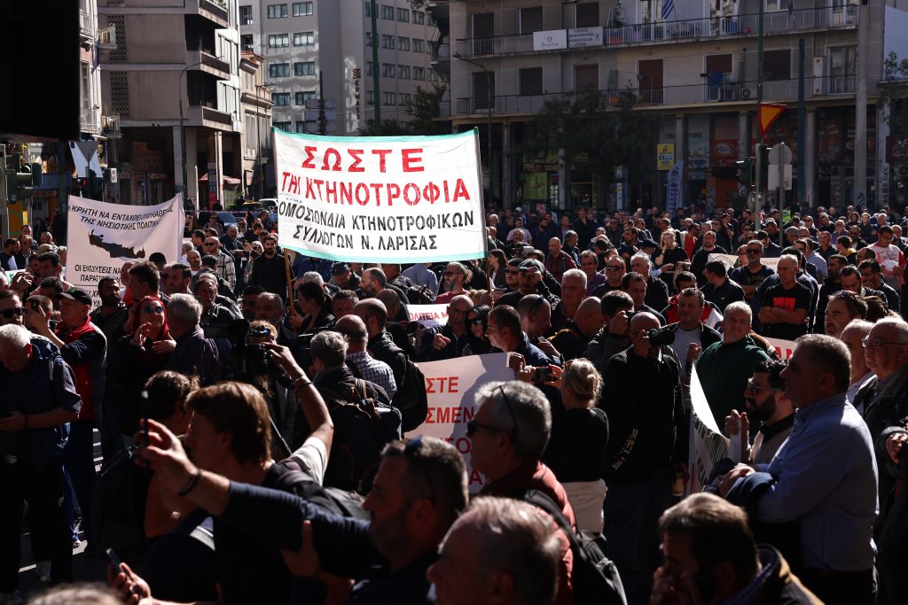 Παροχές μπροστά στην πίεση των αγροτών – Διαδηλώσεις, εξαγγελίες και μέτωπα