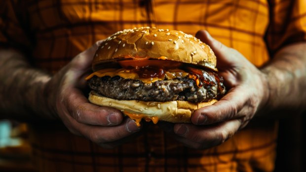 Τραγικό challenge: Ένας 22χρονος κατάπιε αμάσητο μπέργκερ και δίνει μάχη για την ζωή του