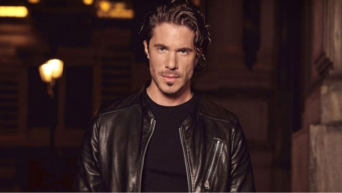 Νίκος Οικονομόπουλος: Τραγουδά Μητροπάνο και προκαλεί αντιδράσεις