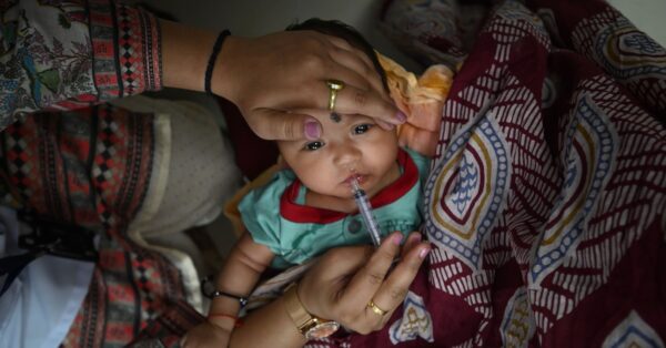 41χρονη Ινδή πηδάει πάνω από ορμητικό χείμαρρο για να μεταφέρει παιδικά εμβόλια σε απομονωμένες περιοχές